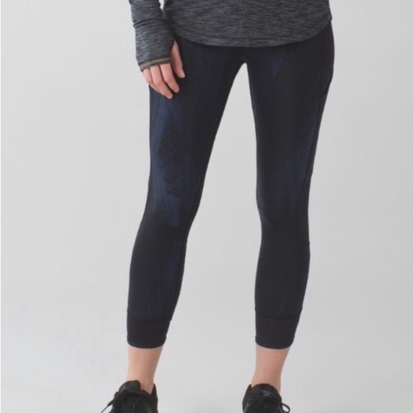 Lululemon Fresh Mesh Run Crop Wind Chill Deep Navy  25” Inseam w Pockets Size 4 - Picture 3 of 16